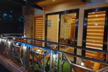 פנסיון Family World Transhotel: Jemimah & Abraham