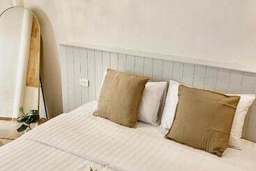 هتل The O Room