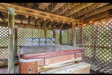 פנסיון Charming Canton Guesthouse With Private Entrance & Hot Tub