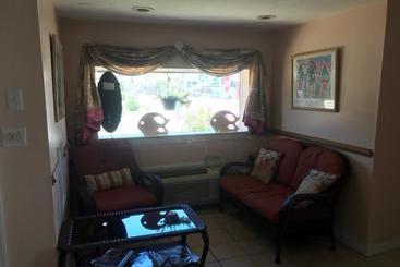 هتل Angie's Guest Cottage