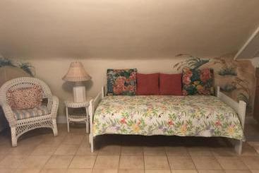 هتل Angie's Guest Cottage