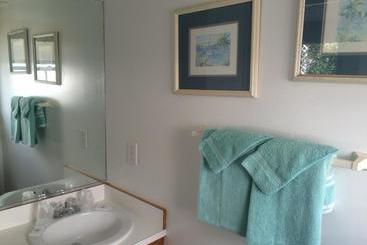 هتل Angie's Guest Cottage