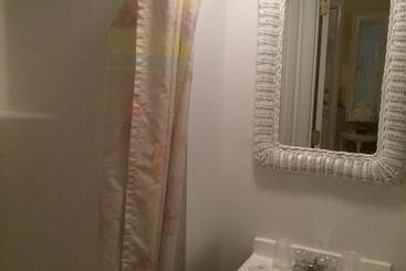 هتل Angie's Guest Cottage