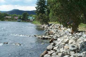 فندق Riverside Meadows Cabins