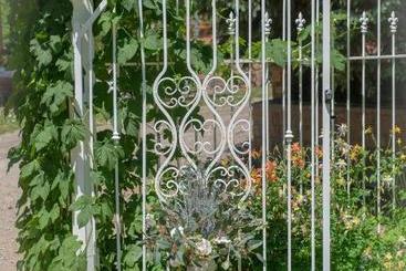 هتل Secret Garden Bed And Breakfast