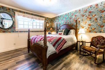 هتل Secret Garden Bed And Breakfast