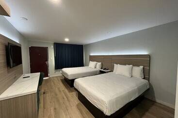בית מלון כפרי Travelodge By Wyndham Fairplex Pomona
