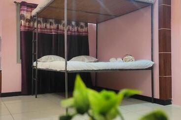 فندق Adh Amilia Residency