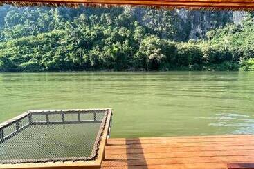 هتل Nongkhiaw The Float House