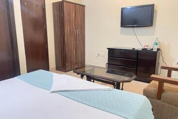 בית מלון כפרי Aadi S Residency