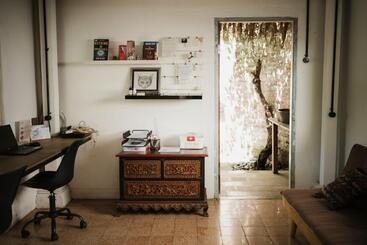 ユースホステル Dormitory At Semadi Living