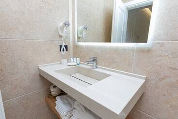هتل B&b Champagne Vlore Bay