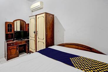 Отель Spot On 92595 Umi Homestay Syariah