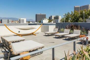 هتل Modern Apartment Rentals
