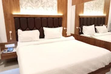 בית מלון כפרי Grand Residency , Kolegaon