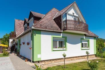 هتل Andrea Apartmanhaz