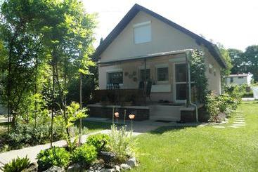 هتل Appartment Balatongyoeroek