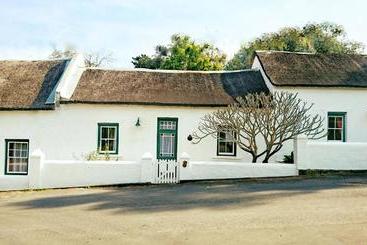 ホテル Old Thatch Lodge