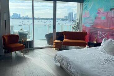 هتل Bay View King Suite With Balcony