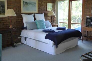 膳宿费 Bluff House