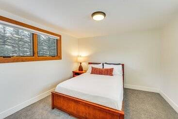 بيت ريفى Bright Ketchum Retreat W/ Views & Private Hot Tub!