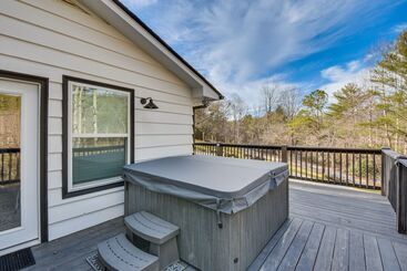 コテージ Luxe Highlands Haven W/ Fire Pit + Hot Tub!