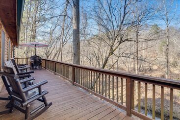 بيت ريفى Pet Friendly Cabin W/ Loft: 5 Mi To Lake Lure!