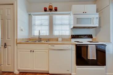 קוטג'' Pet Friendly Lancaster Home W/ Fenced Yard!