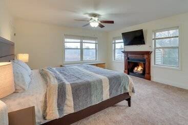 بيت ريفى Poconos Retreat W/ Lake & Mountain Views!