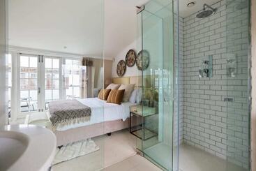 کلبه The St. Lukes Garden Place   Spacious 4bdr House With Garden And Terrace