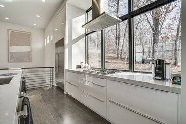 بيت ريفى Wisconsin Home W/ Infinity Pool, Hot Tub & Deck!