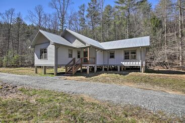 별장 Airy Ellijay Home W/ Spacious Creekside Deck!