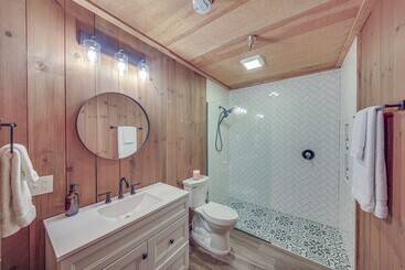 コテージ Bonners Ferry Cabin W/ Wraparound Deck & Views!