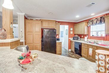 بيت ريفى Wfh Friendly Gem With Outdoor Spaces In Claxton