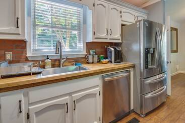 별장 Charming Temple Home: Sunroom & Private Backyard!
