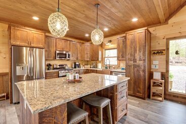 별장 Luxe Morganton Cabin: Hot Tub, Fire Pit, Game Room