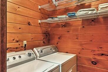 별장 Secluded Morganton Cabin W/ Wooded Views & Hot Tub