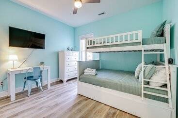 コテージ Serene Oak Island Home W/ Private Saltwater Pool!