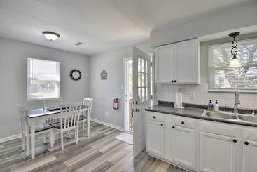 کلبه Sunny Norfolk Duplex   Walk To Lake & Beach!