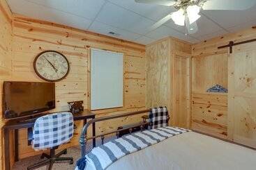 بيت ريفى The River Rest  Ellijay Cabin W/ Hot Tub!