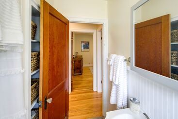 Сельский дом Charming Hamilton Hideaway: Half Mi To Main St!