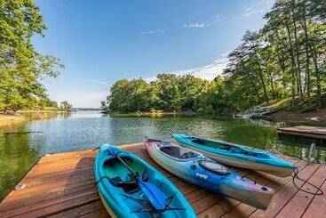 茅舍 Emerald Cove Chalet  On Douglas Lake W/ Hot Tub!