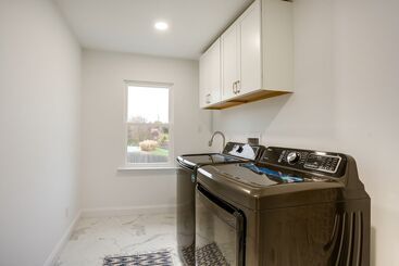 コテージ Family Friendly Hatfield Home: 3 Mi To Downtown!