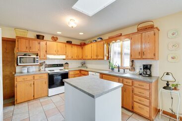 Сельский дом Jonesborough Home On 8 Acres W/ Mountain Views!
