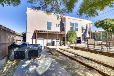 کلبه Kingman Retreat W/ Hot Tub: 1 Block To Route 66!