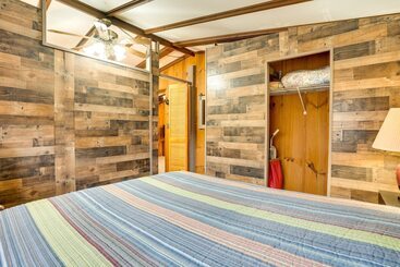 コテージ Peaceful Warne Cabin: Fenced Yard & Screened Porch