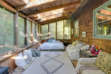 کلبه Secluded Cohasset Home W/ Pool & Screened Porch!