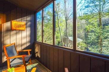 コテージ Creekside Tannersville Cabin: 2 Acres & Hot Tub!