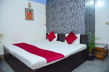 هتل Rowdralaya Residency