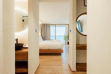 Tasana Bar And Luxury Resort